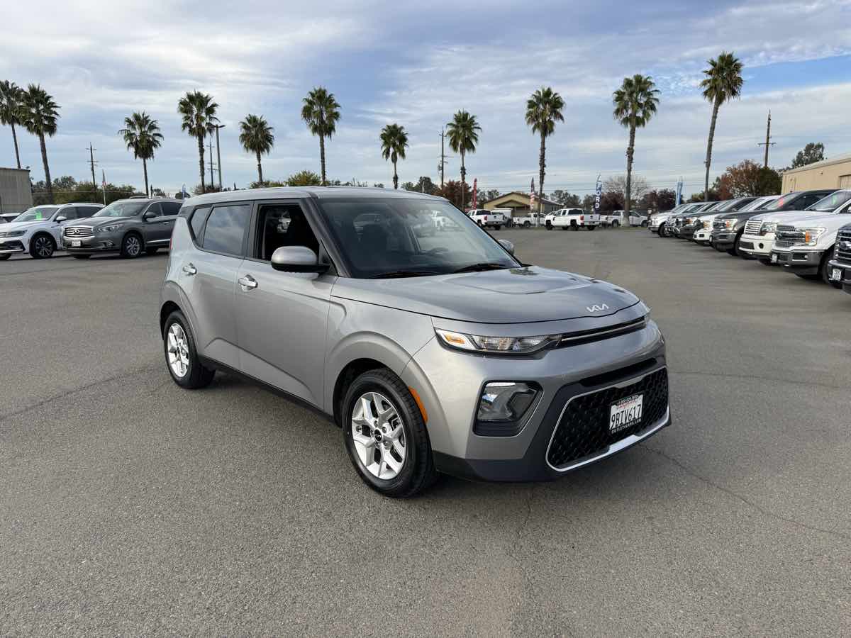 2022 Kia Soul LX photo 2
