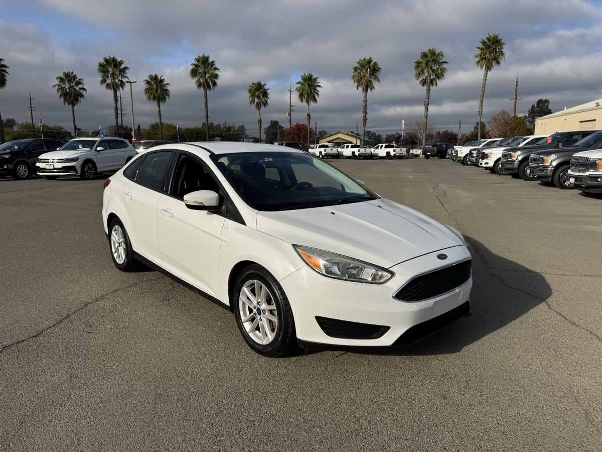 2017 Ford Focus SE photo 2