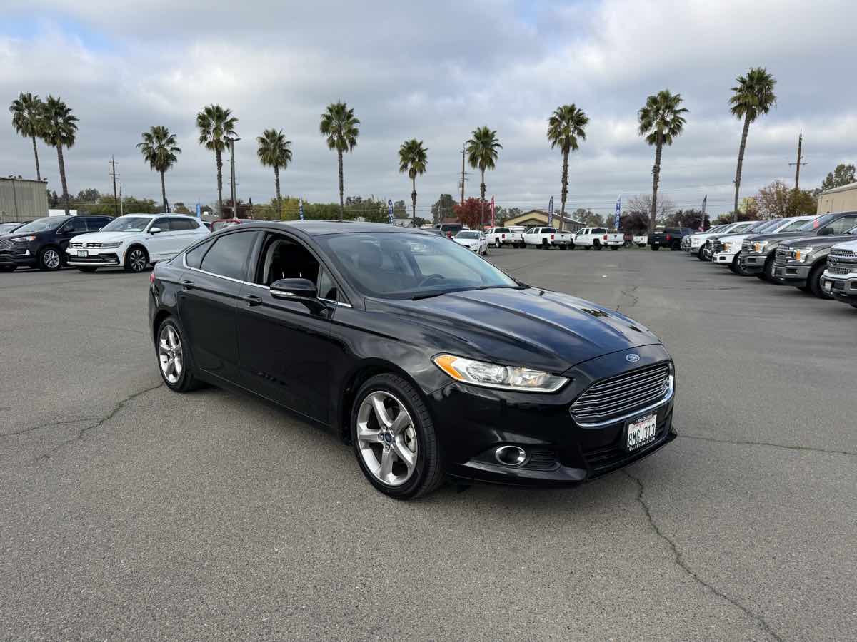 2013 Ford Fusion SE photo 2