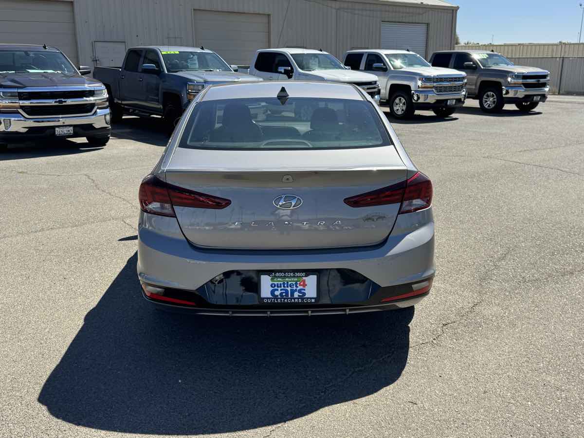 Hyundai Elantra photo 8