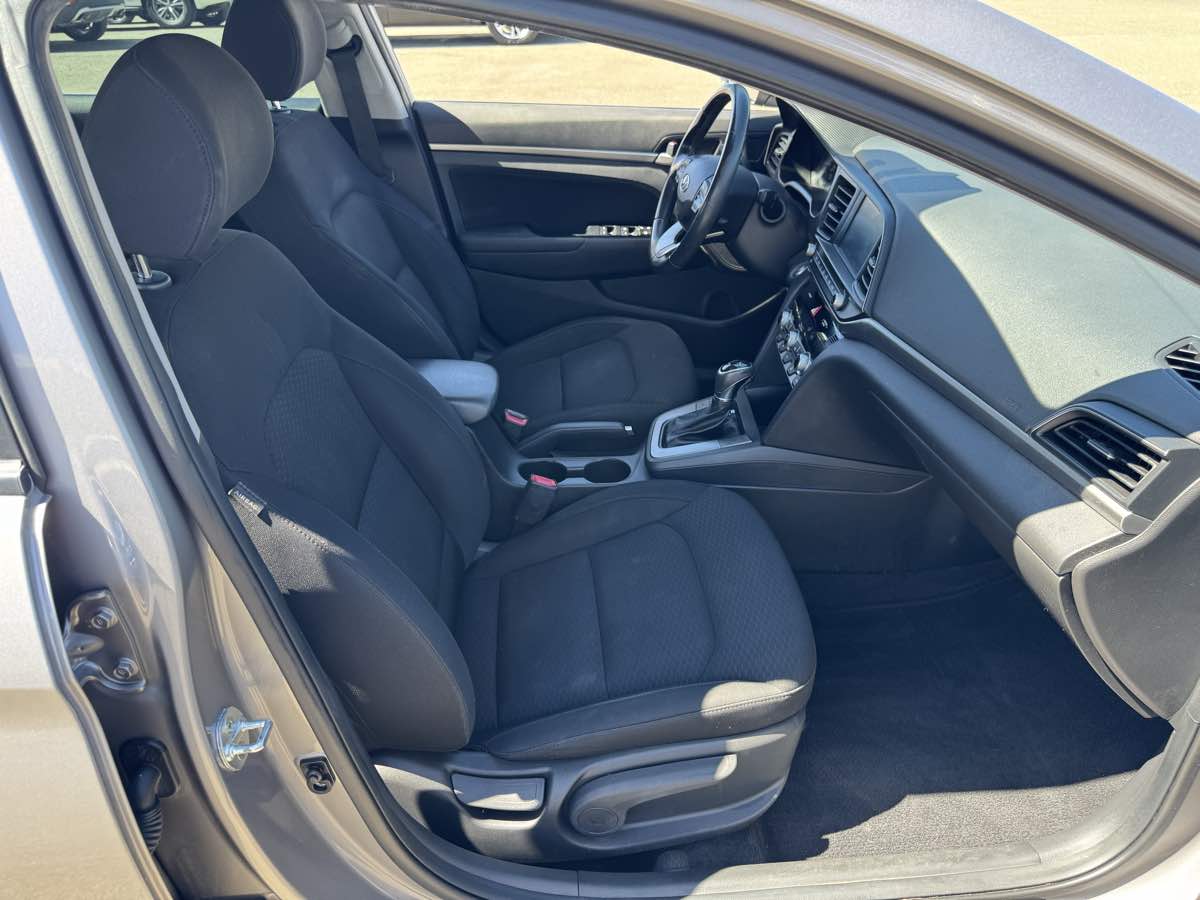 Hyundai Elantra photo 13