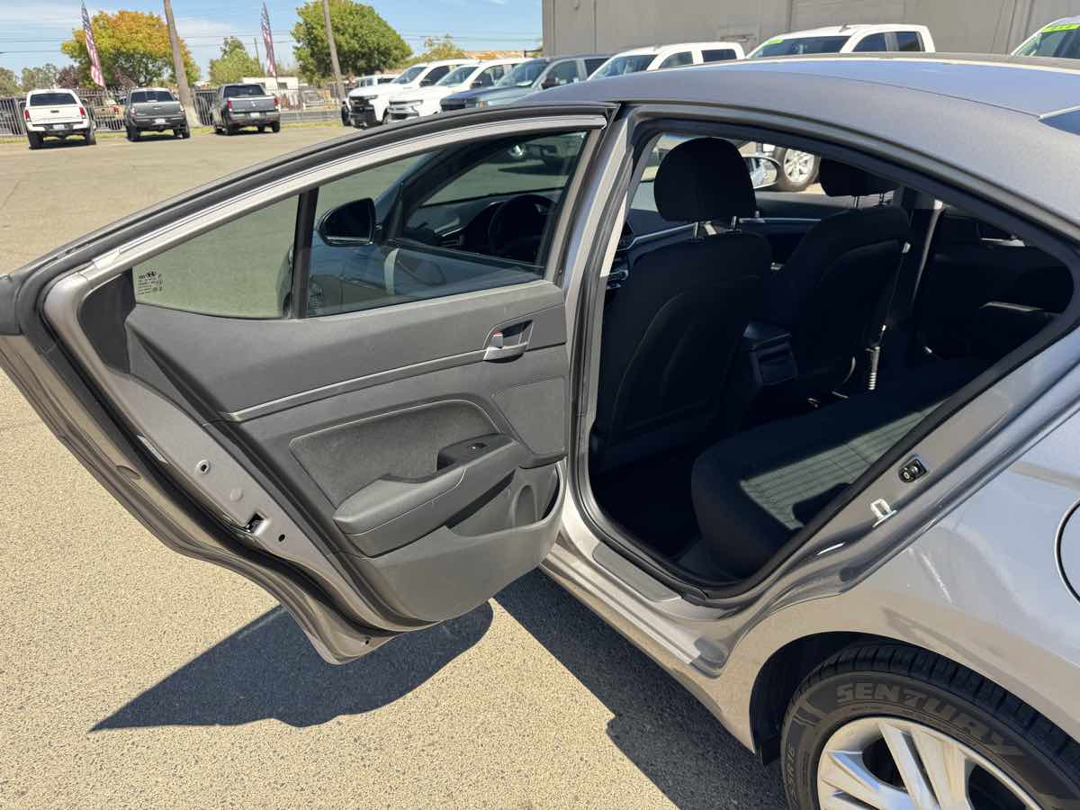 Hyundai Elantra photo 19