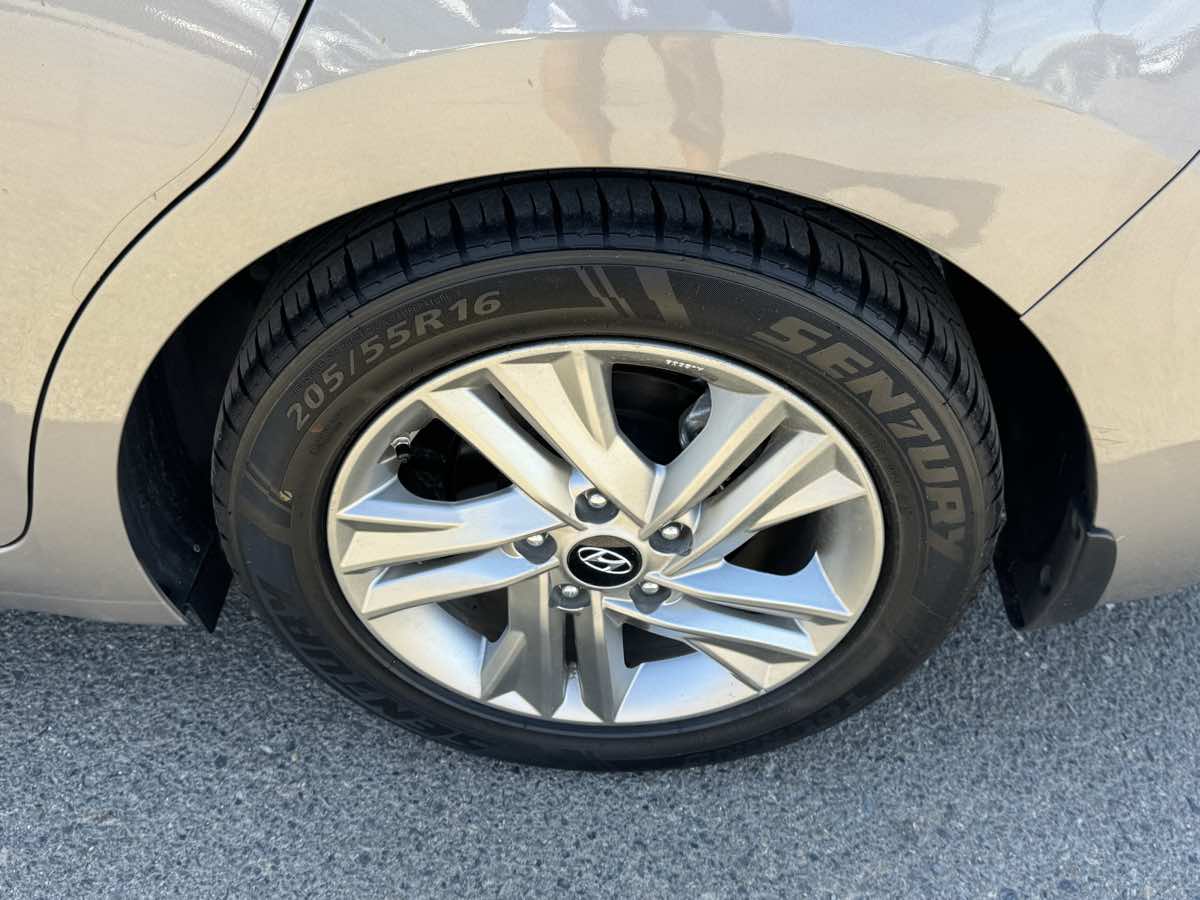 Hyundai Elantra photo 38