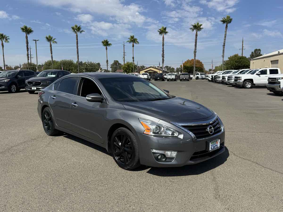 Nissan Altima photo 2