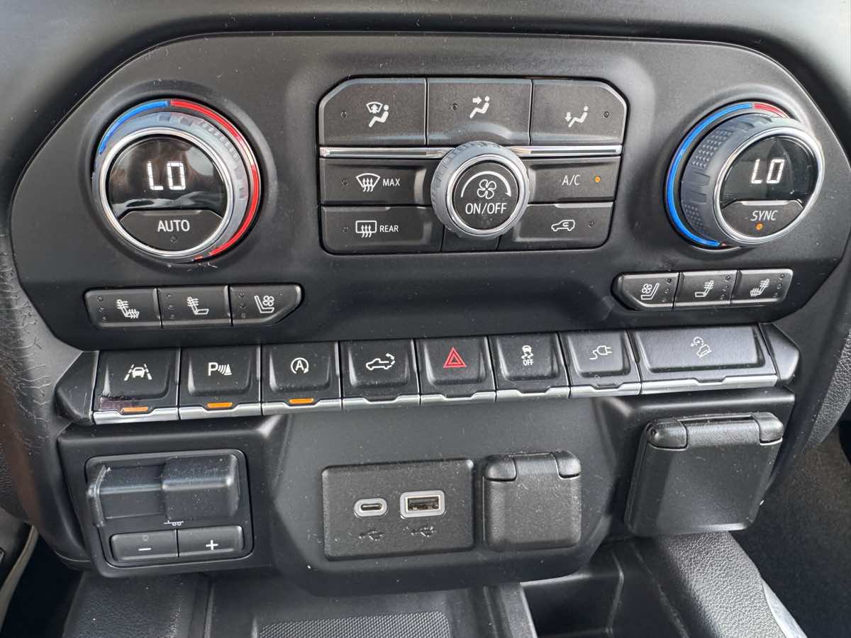 Chevrolet Silverado photo 32