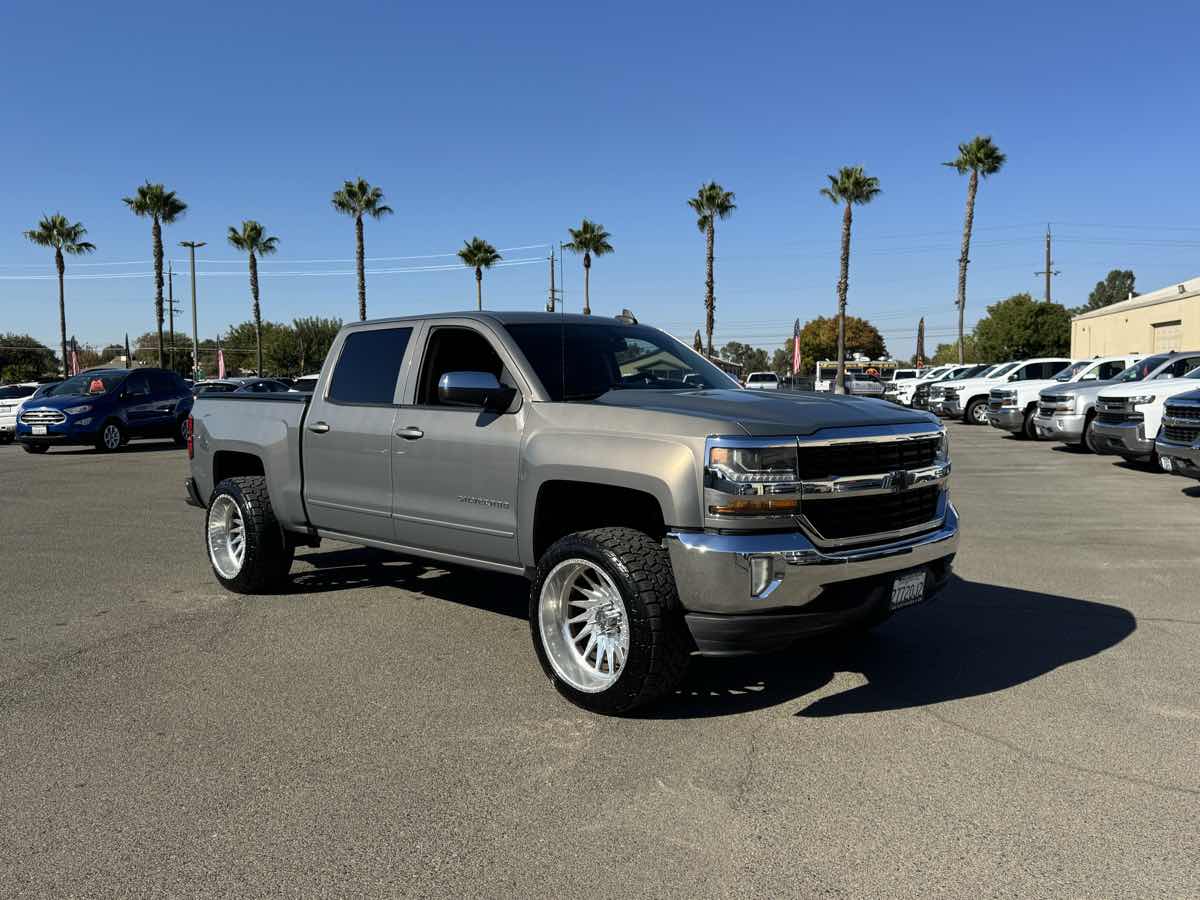 Chevrolet Silverado photo 2