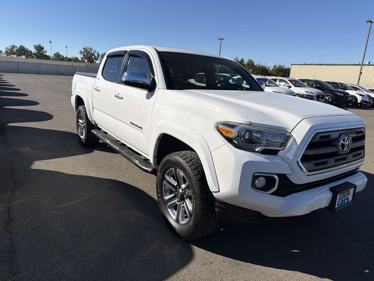 Toyota Tacoma photo 2