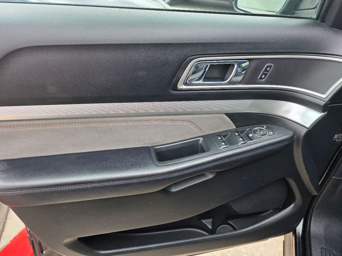 2017 Ford Explorer XLT - Photo 10