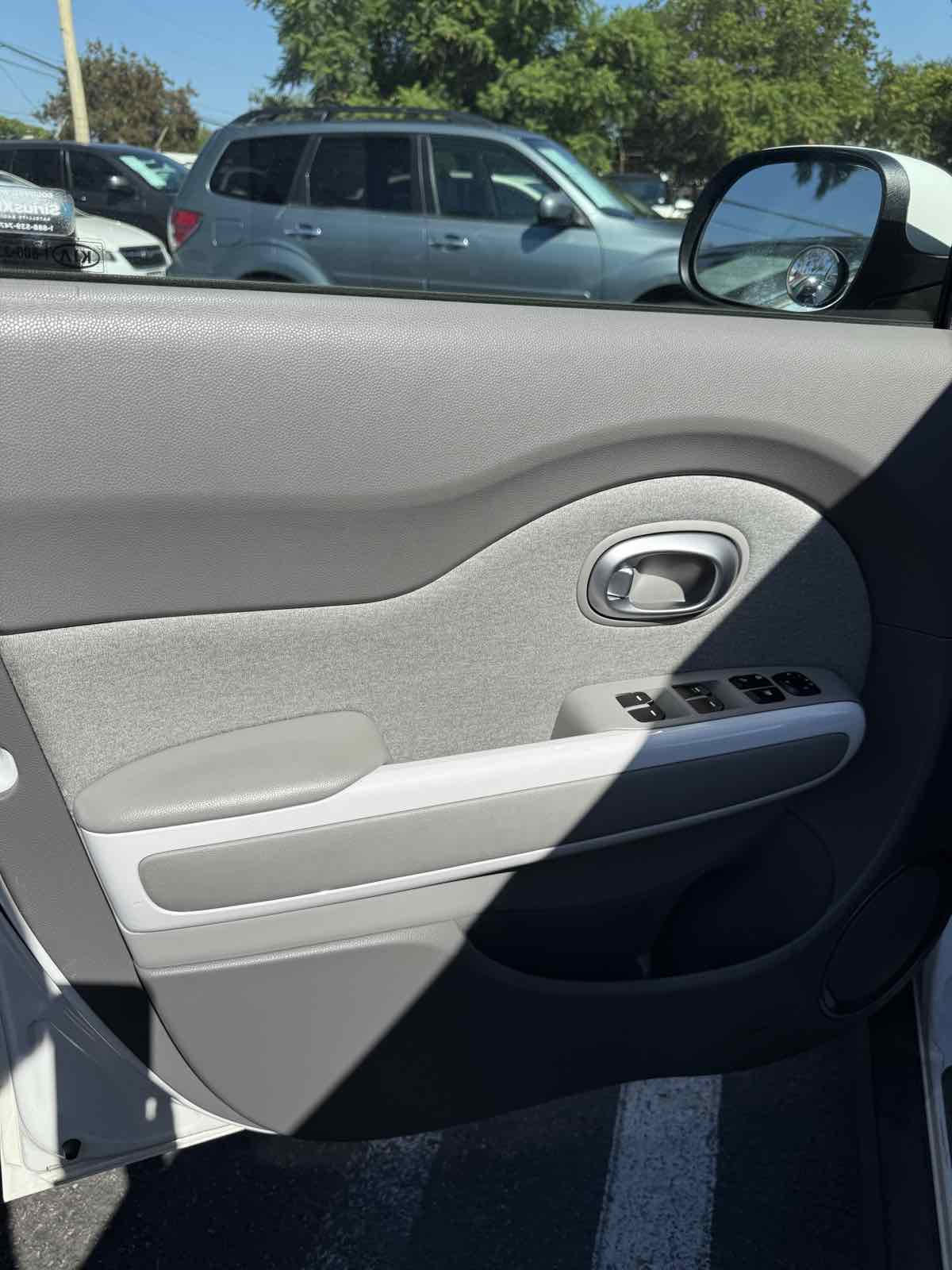 2015 Kia Soul EV Base - Photo 8