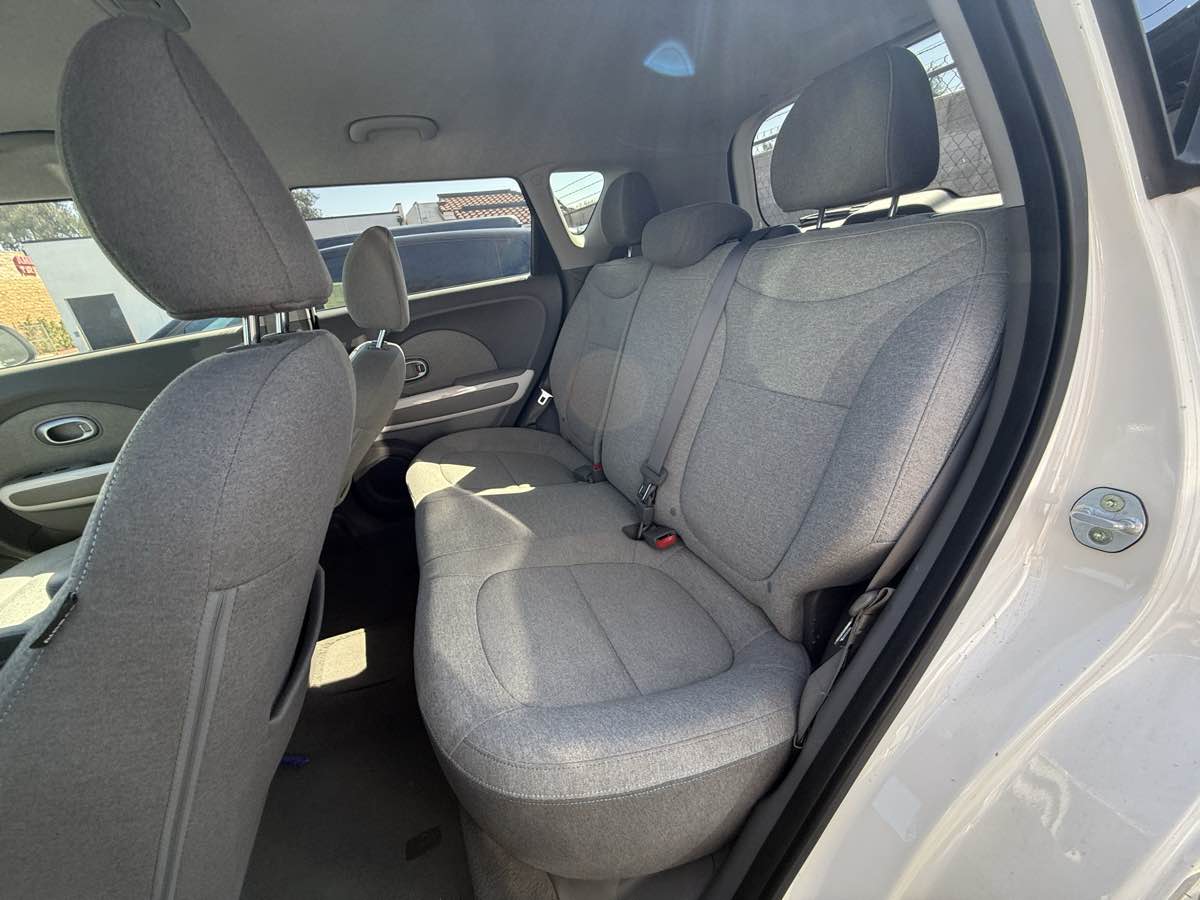2015 Kia Soul EV Base - Photo 11
