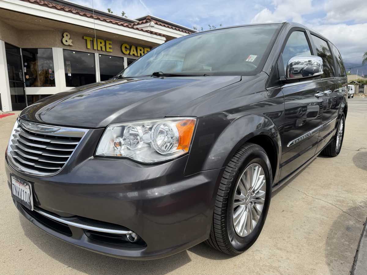 2015 Chrysler Town & Country Touring-L's photo