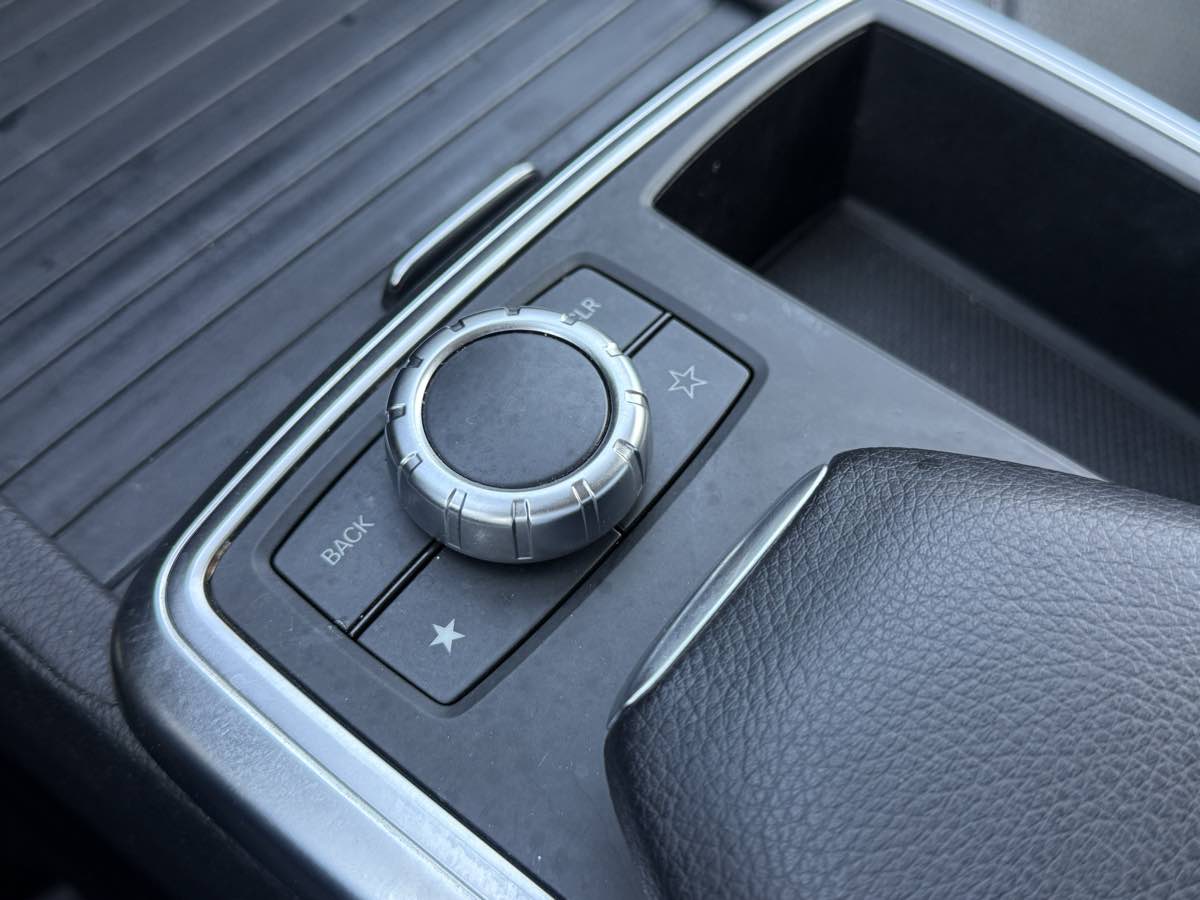 2015 Mercedes Benz ML 4MATIC 350 photo 19