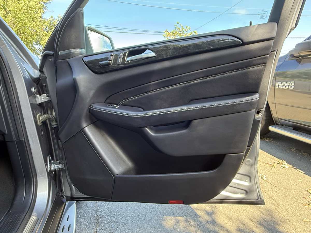 2015 Mercedes Benz ML 4MATIC 350 photo 28
