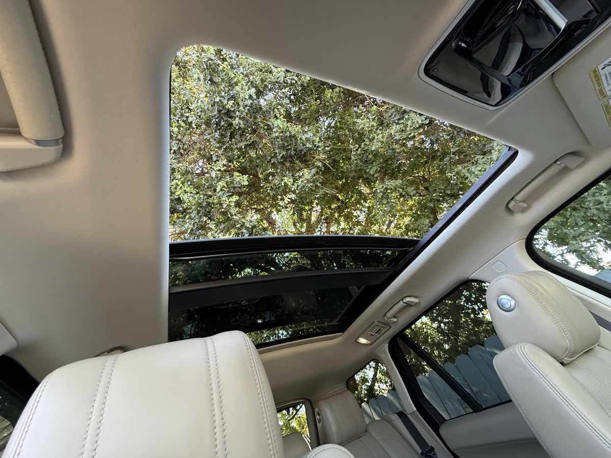 2015 Land Rover Range Rover SuperCharged photo 12