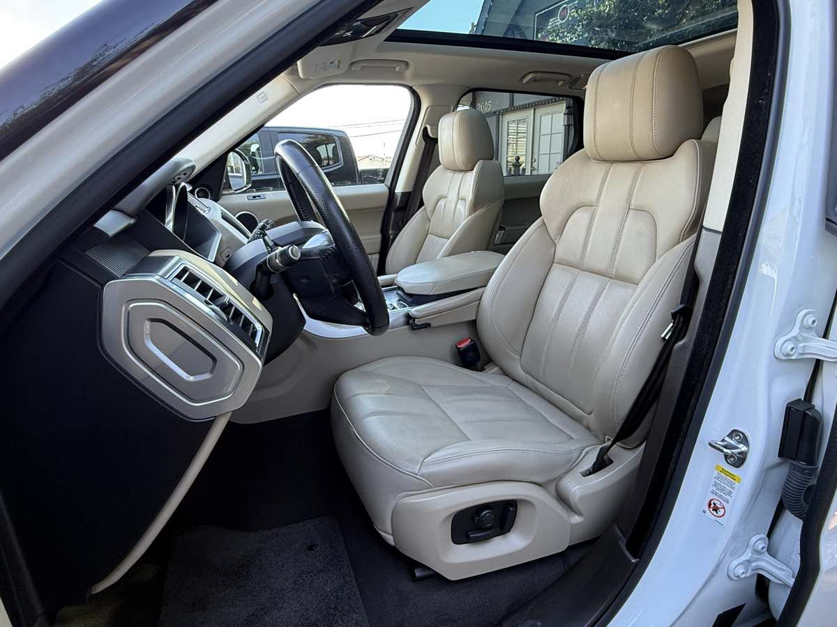 2017 Land Rover Range Rover Sport SE photo 2