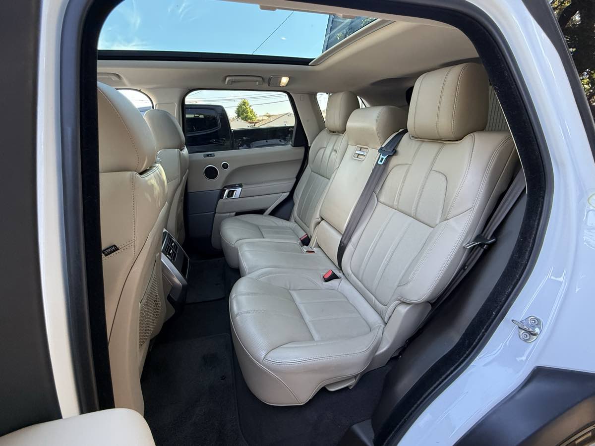 2017 Land Rover Range Rover Sport SE photo 3
