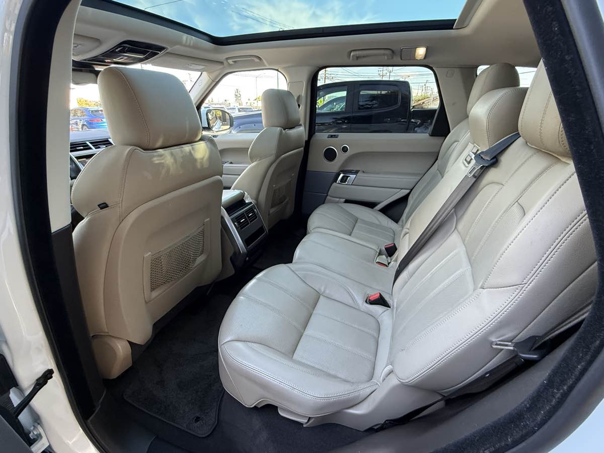 2017 Land Rover Range Rover Sport SE photo 4