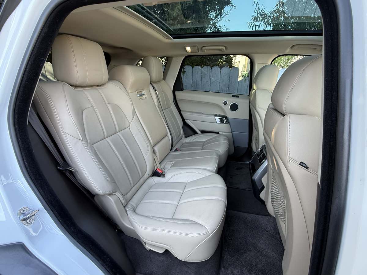 2017 Land Rover Range Rover Sport SE photo 9