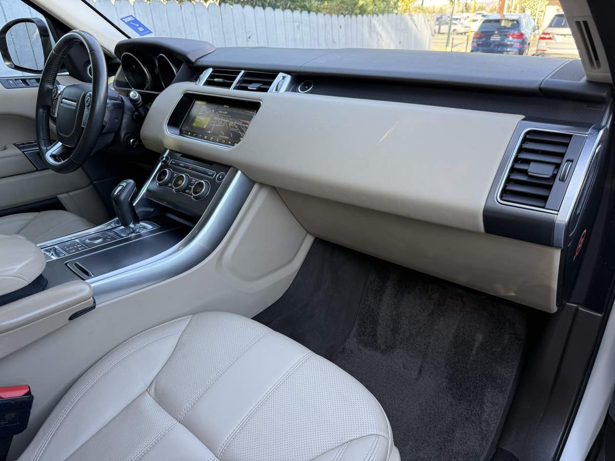 2017 Land Rover Range Rover Sport SE photo 10