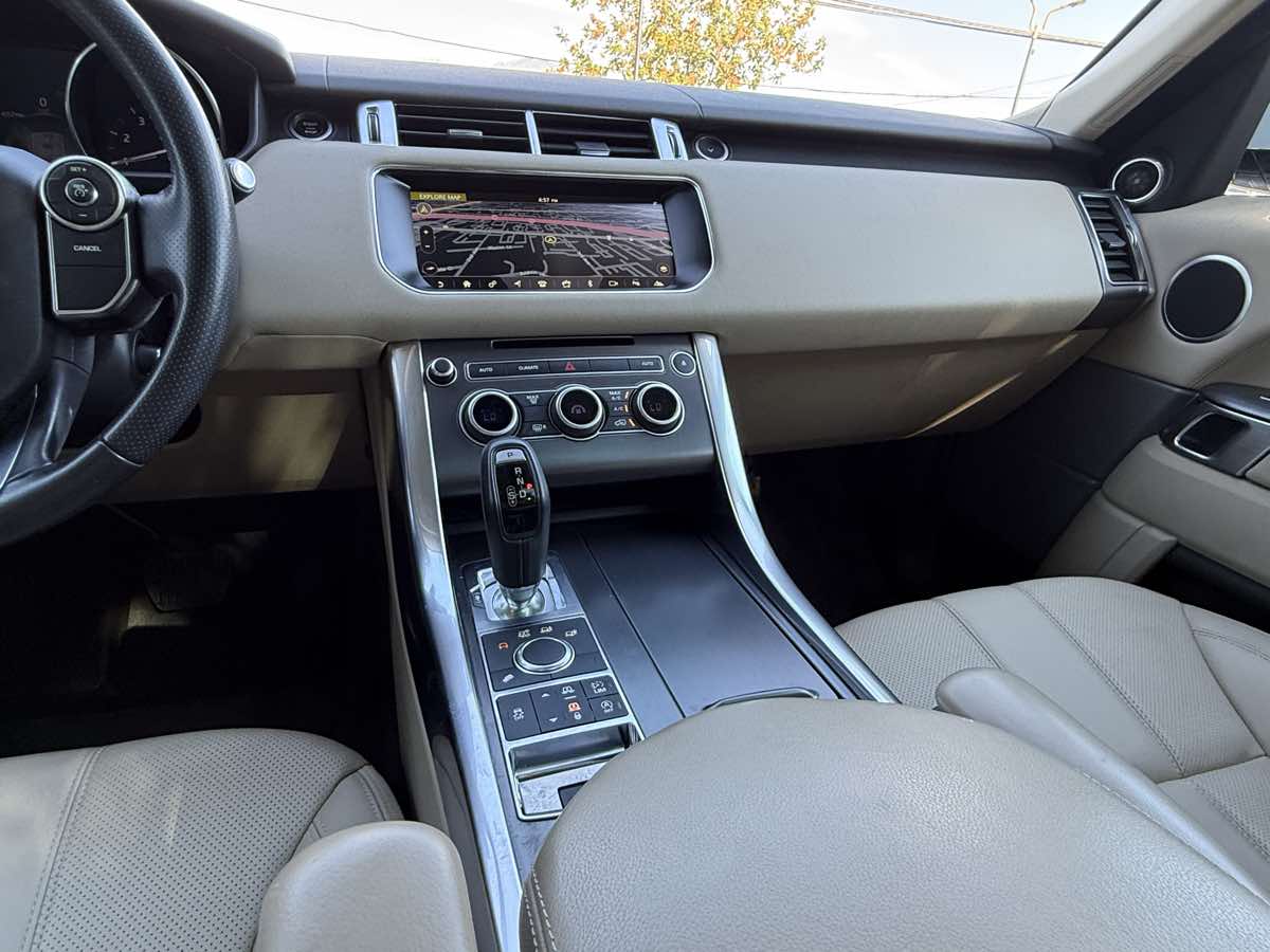 2017 Land Rover Range Rover Sport SE photo 12
