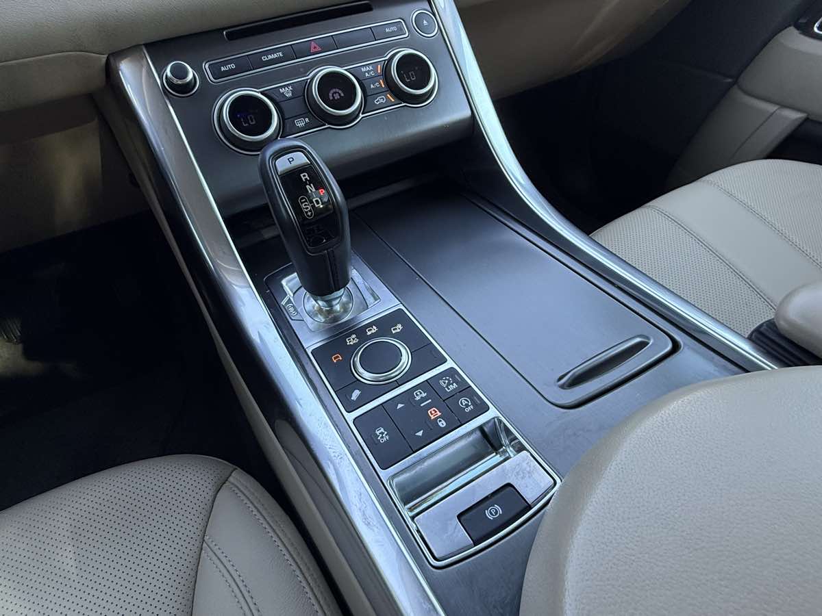 2017 Land Rover Range Rover Sport SE photo 13