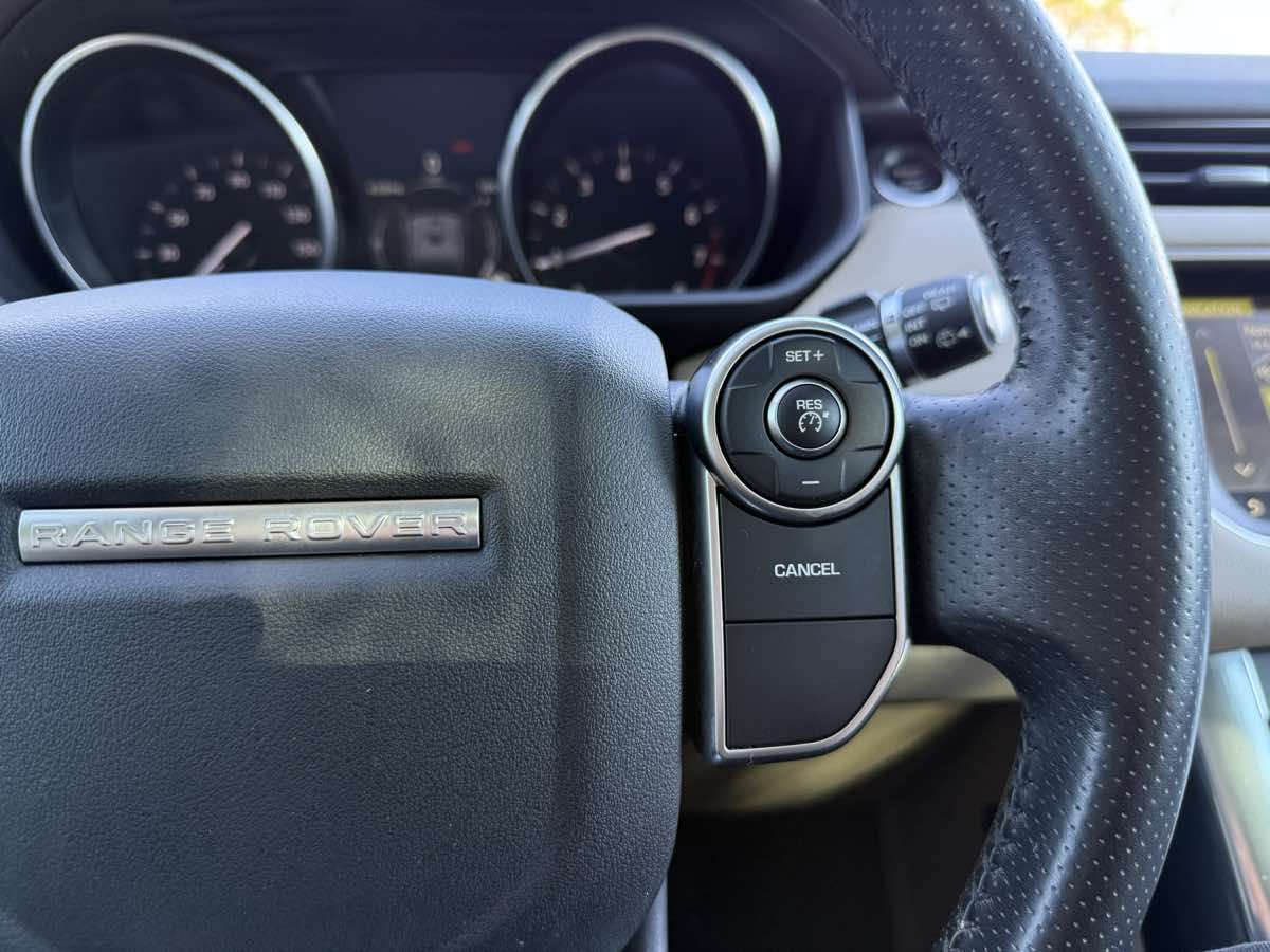 2017 Land Rover Range Rover Sport SE photo 15