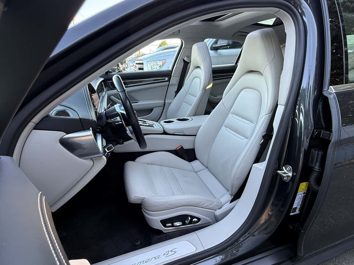 2017 Porsche Panamera 4S photo 4