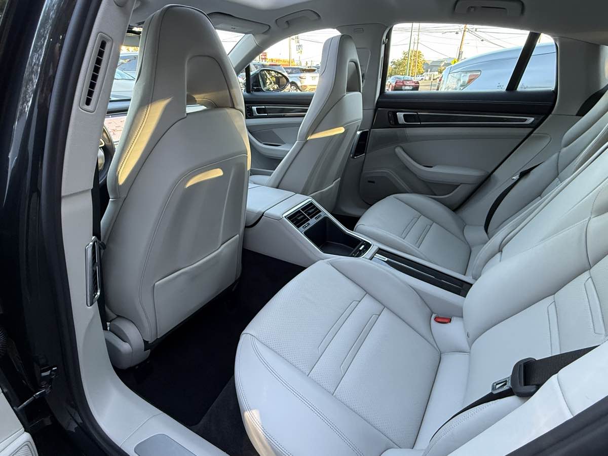 2017 Porsche Panamera 4S photo 6