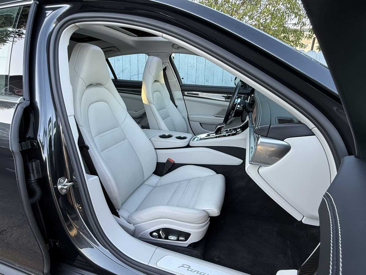 2017 Porsche Panamera 4S photo 12