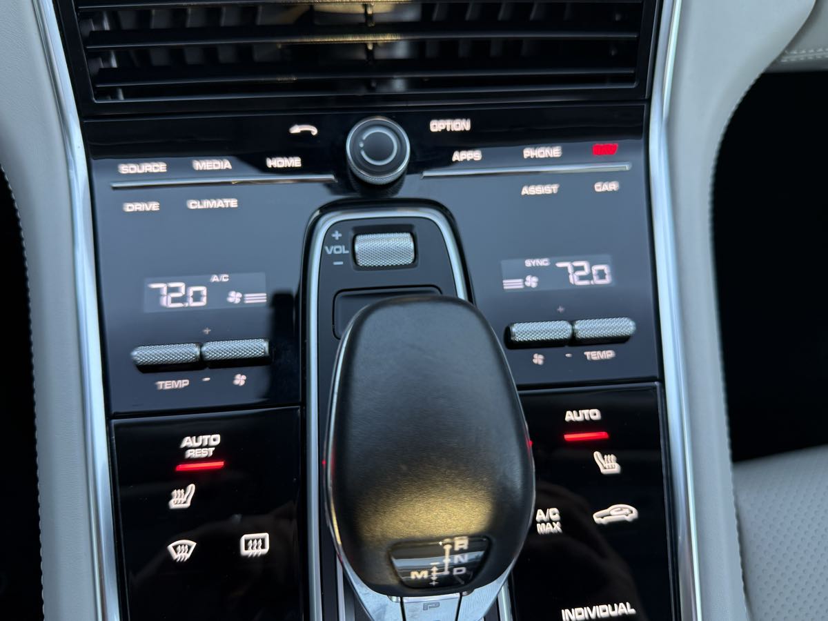 2017 Porsche Panamera 4S photo 24