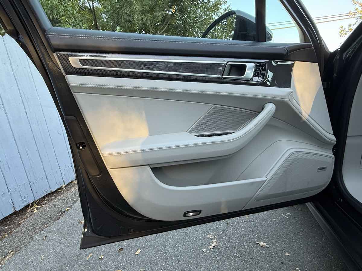 2017 Porsche Panamera 4S photo 37