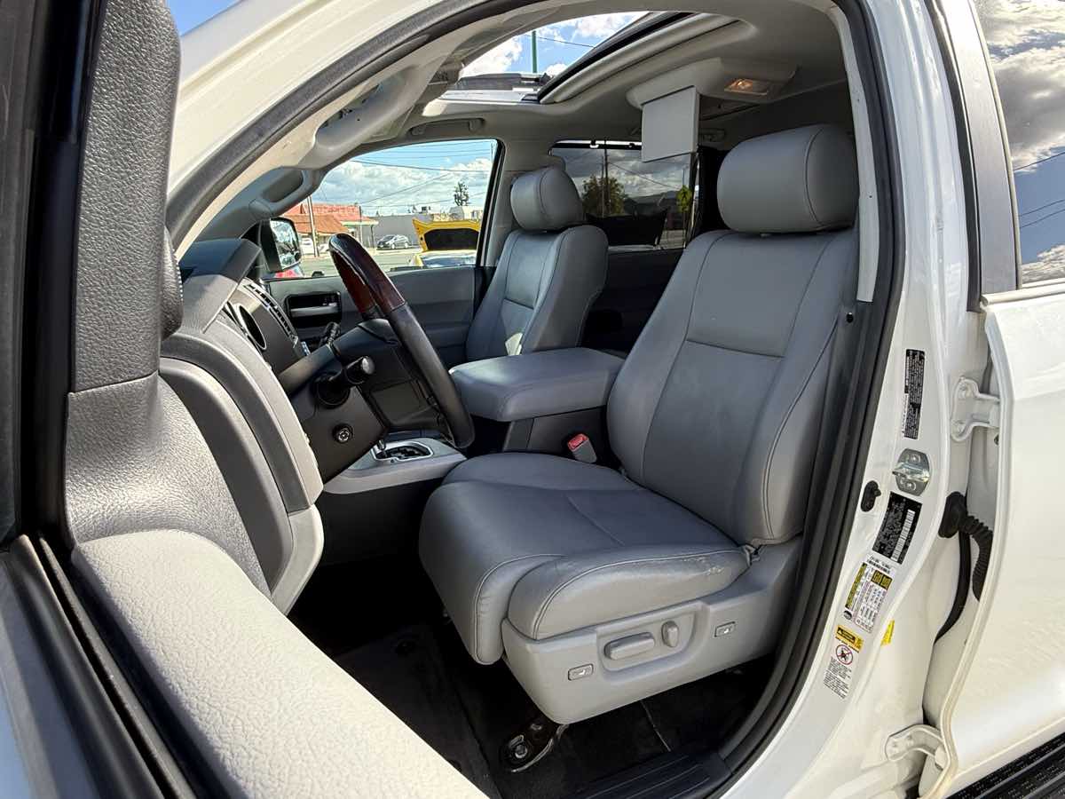 2013 Toyota Sequoia Platinum photo 4