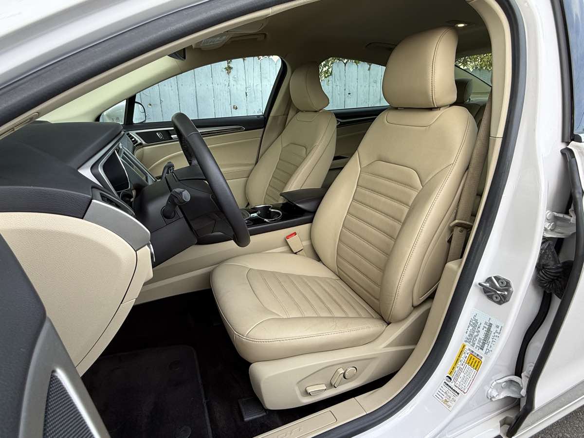 2015 Ford Fusion SE photo 4