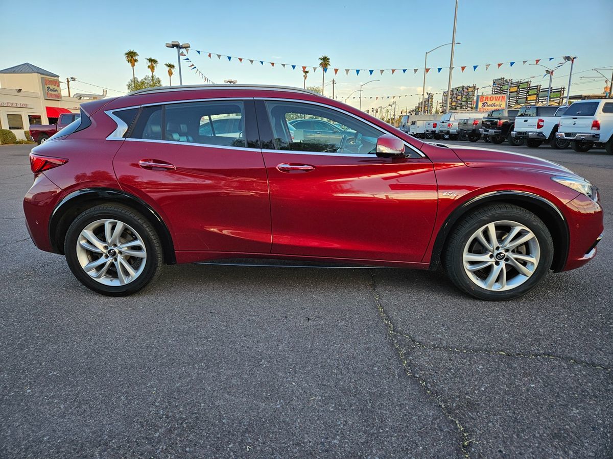 2017 INFINITI QX30 Premium