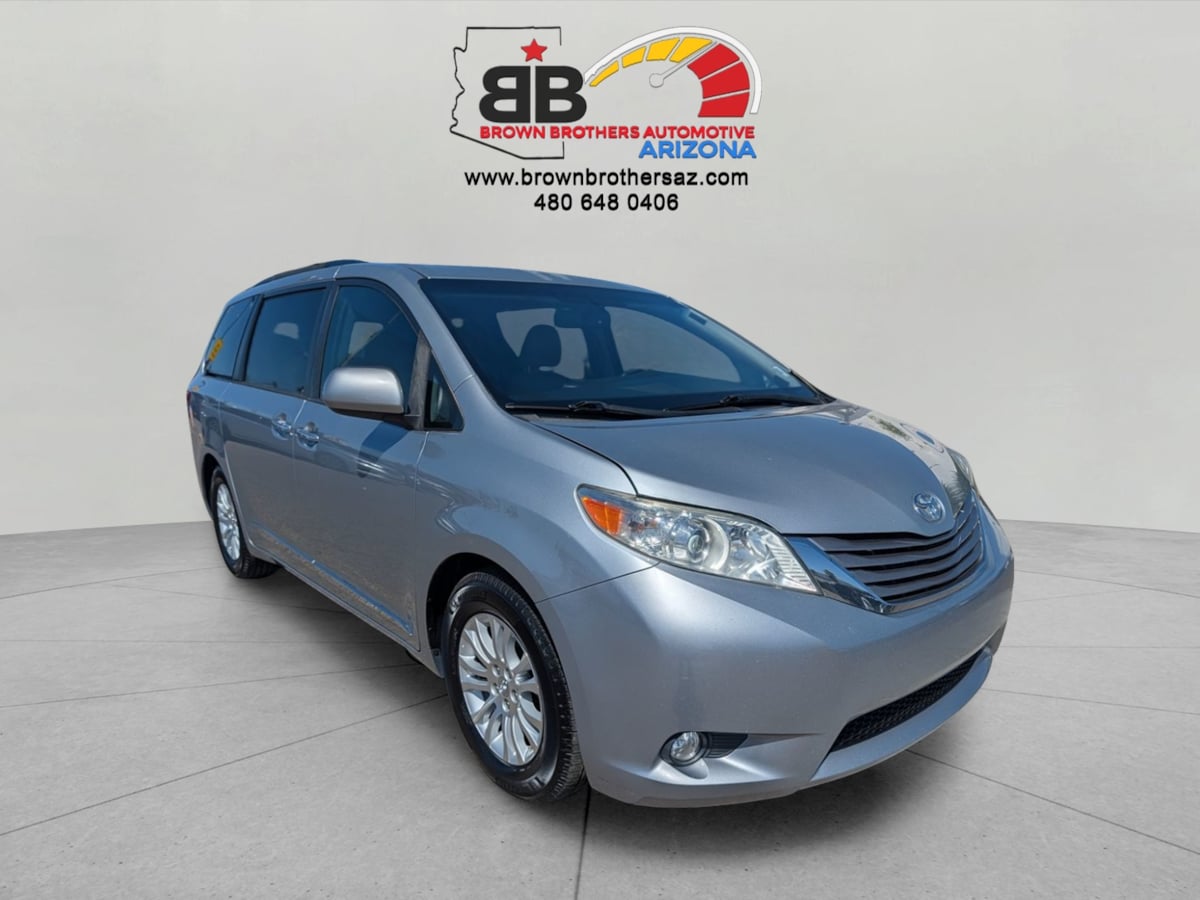 2017 Toyota Sienna XLE V6 7-Passenger Access Seat's photo