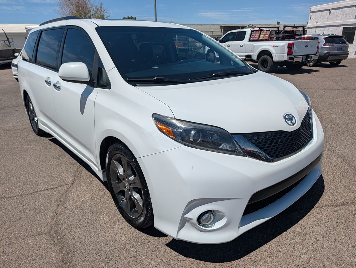 2016 Toyota Sienna SE V6 8-Passenger's photo