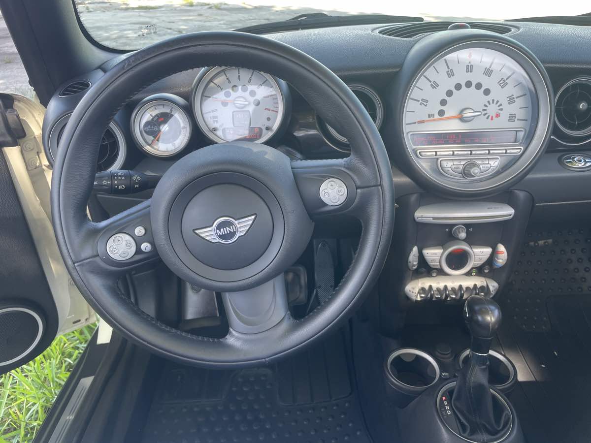 2009 Mini Cooper Convertible Base photo 19