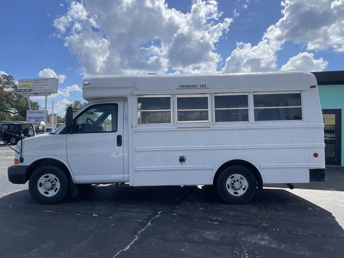2007 Chevrolet Express Cutaway photo 2