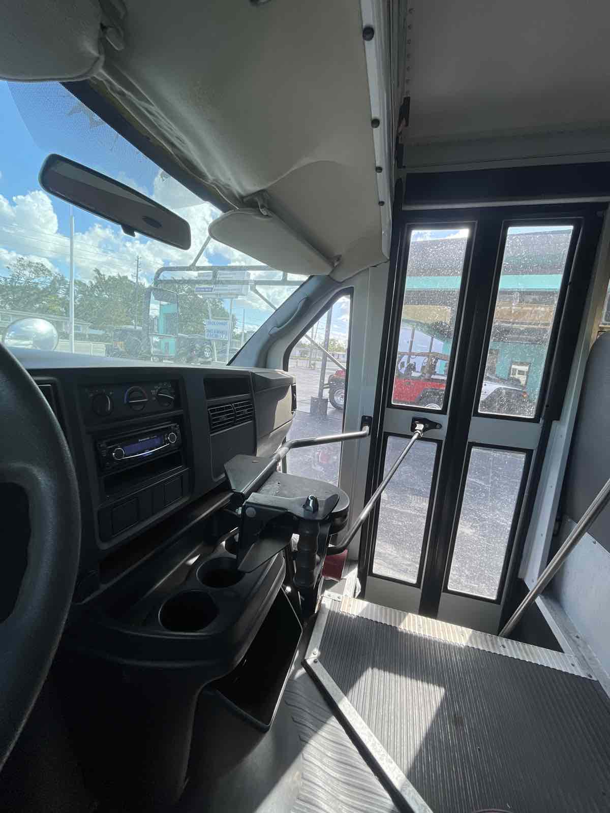 2007 Chevrolet Express Cutaway photo 21