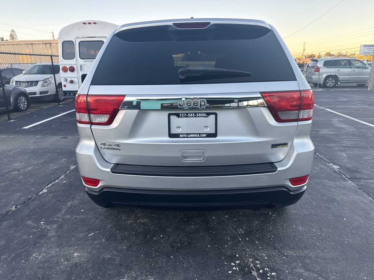 2011 Jeep Grand Cherokee Laredo photo 2