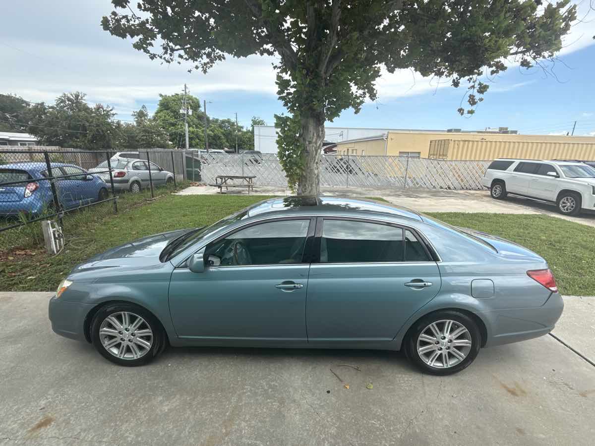 2005 Toyota Avalon XL photo 2