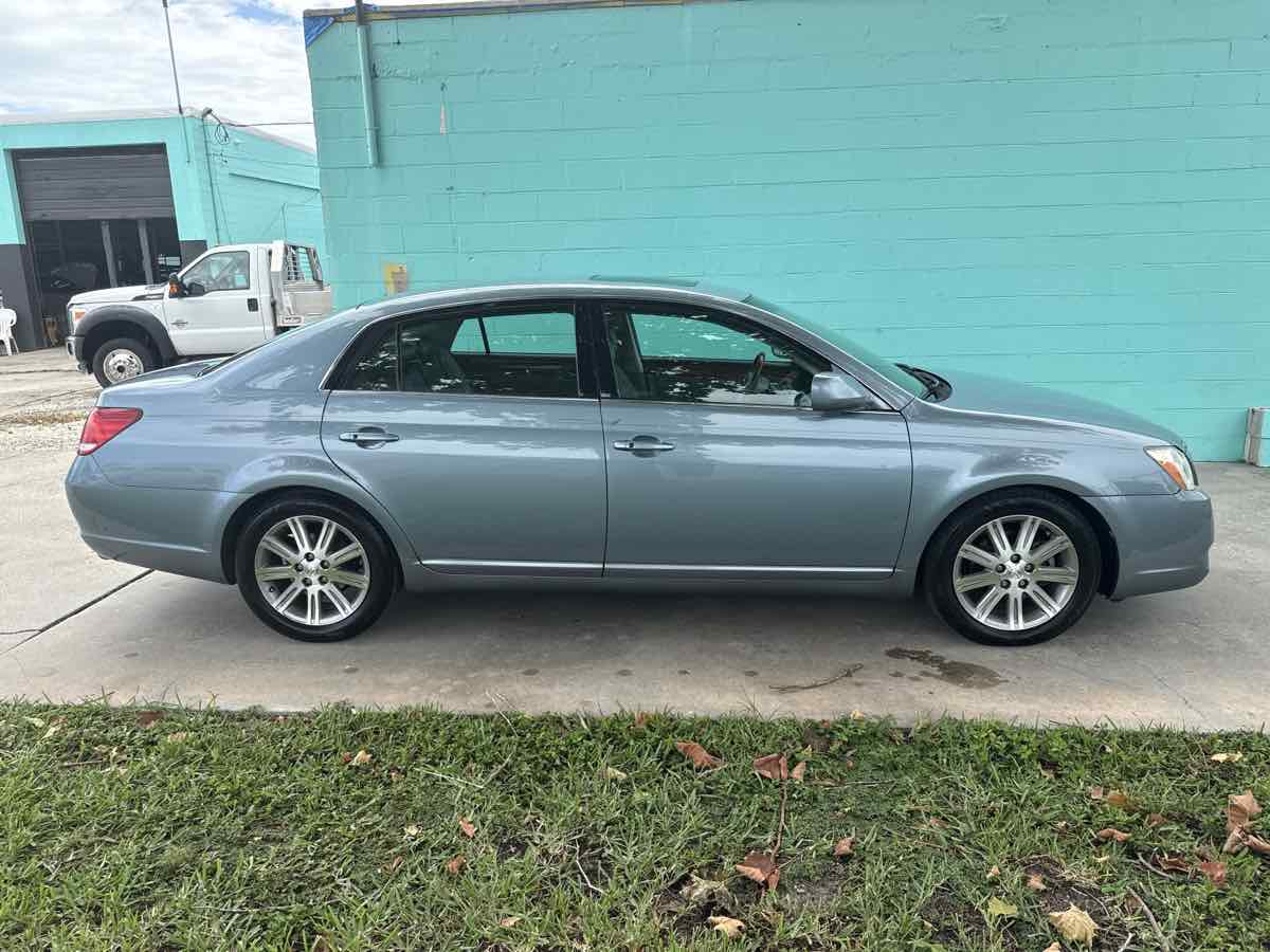 2005 Toyota Avalon XL photo 3