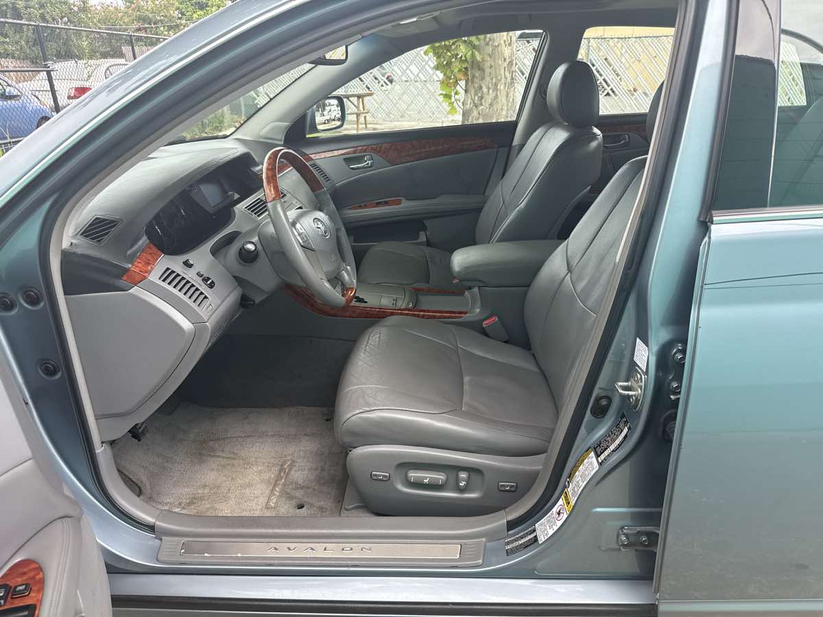 2005 Toyota Avalon XL photo 18