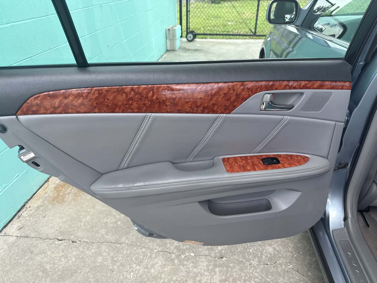 2005 Toyota Avalon XL photo 19