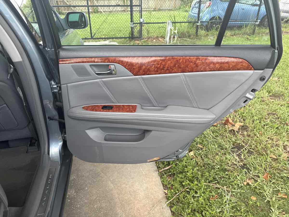 2005 Toyota Avalon XL photo 22
