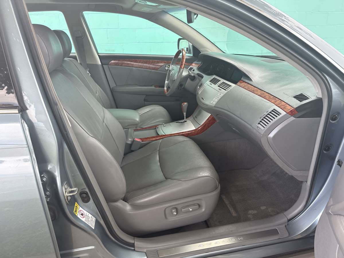 2005 Toyota Avalon XL photo 26