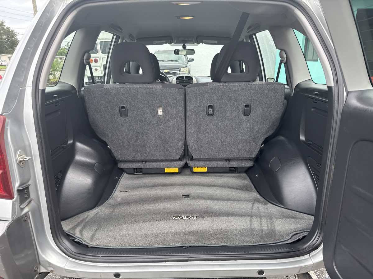 2004 Toyota RAV4 photo 8