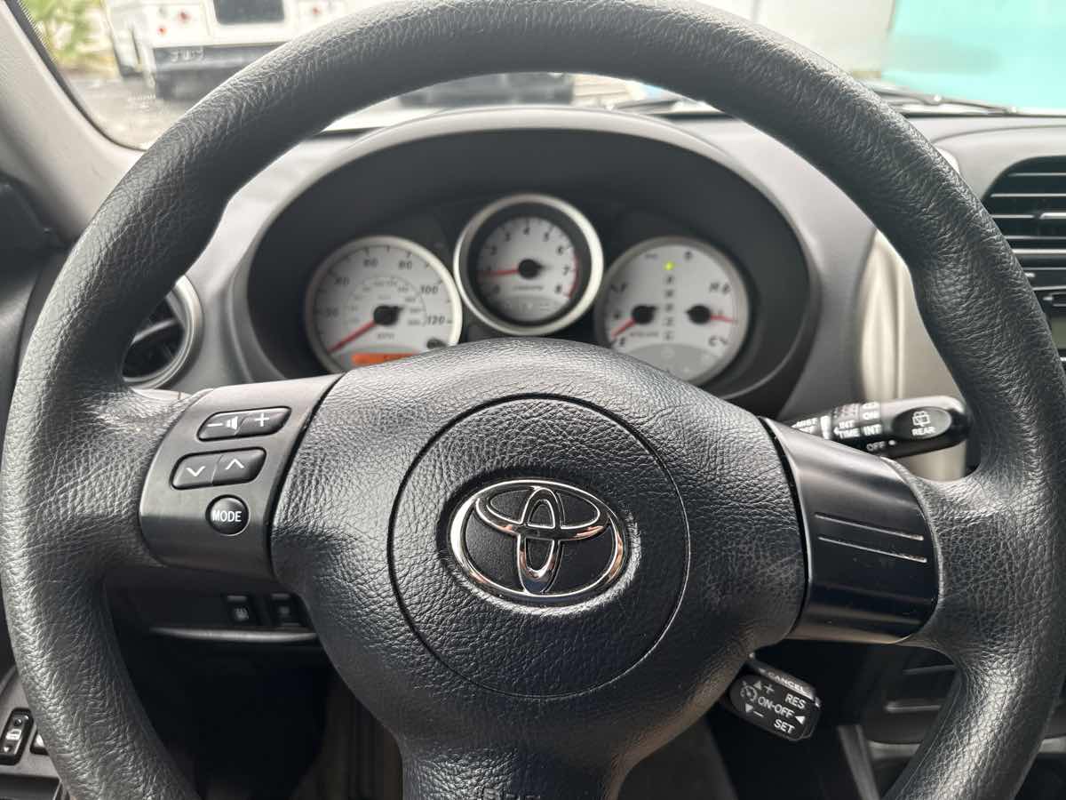 2004 Toyota RAV4 photo 10