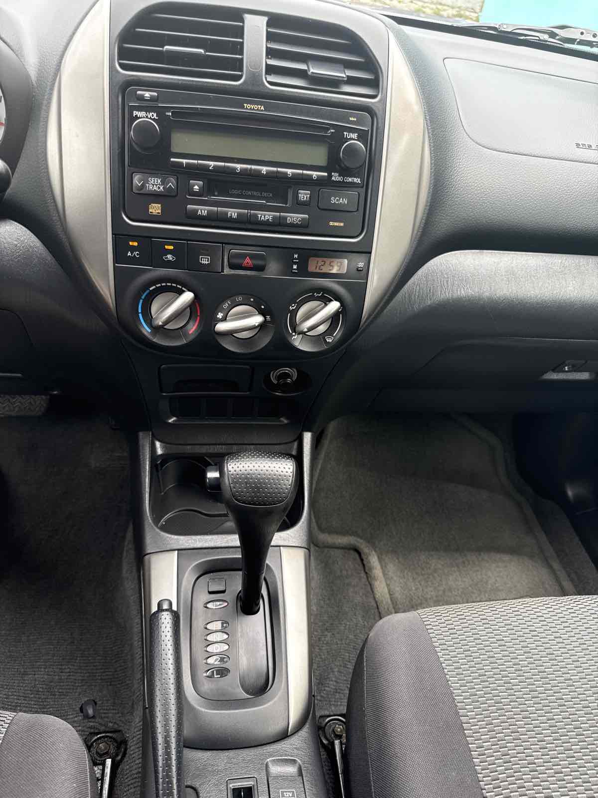 2004 Toyota RAV4 photo 11
