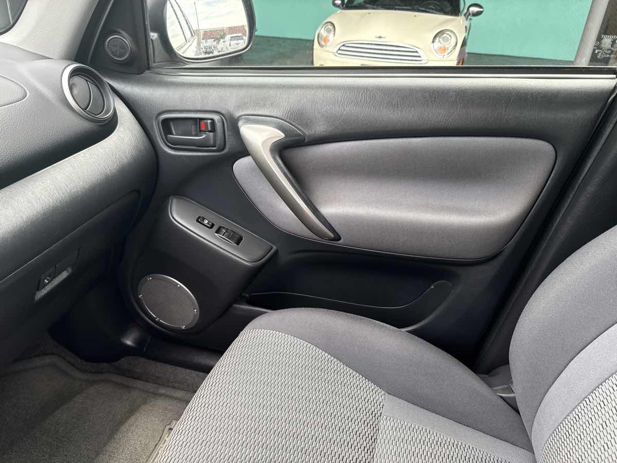 2004 Toyota RAV4 photo 13